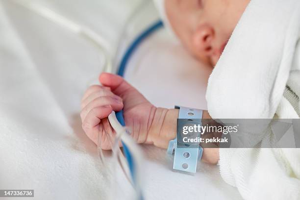 新生児垂れ下がるでの寿命 - 男の赤ちゃん一人 ストックフォトと画像