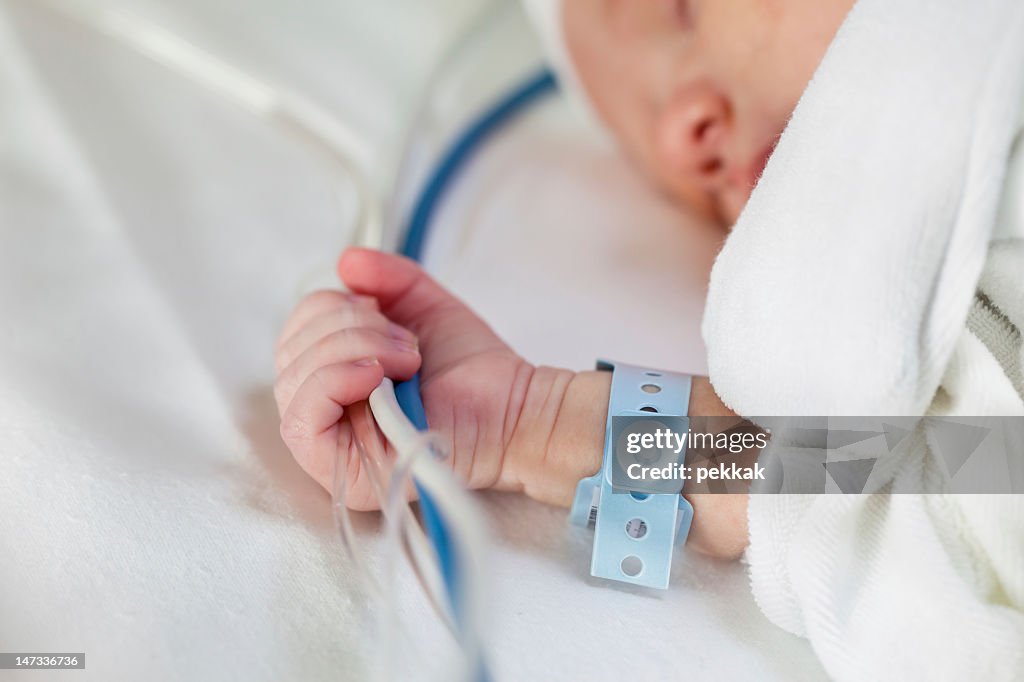 Bebê recém-nascido, pendurado na para a vida