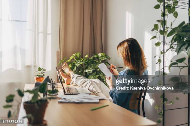 top view close up woman calculating bills, money, loan or rent payments, using laptop, online banking service, sitting at table, female holding receipt, planning budget, managing expenses, finances - 法案 個照片及圖片檔