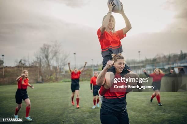 Men Rugby Shoulder Rides Shoulder Ride Comp Age Photos and Premium High Res Pictures - Getty Images