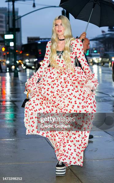 Julianna Glasse arrives at Planned Parenthood benefit at Glasshouse