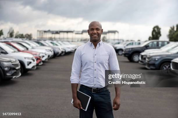 salesman working at a car dealership selling cars - fleet cars stock pictures, royalty-free photos & images