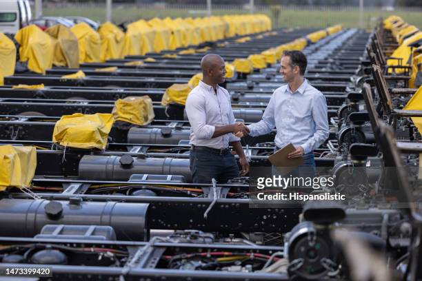 client buying a truck chassis and closing a deal with a handshake - chassis stockfoto's en -beelden