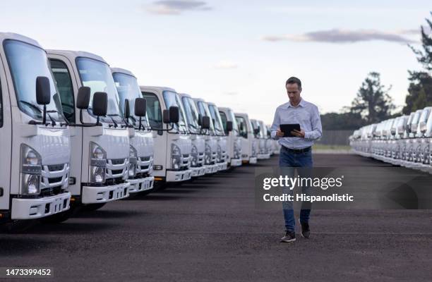 car salesperson selling trucks at a car dealership - fleet stockfoto's en -beelden