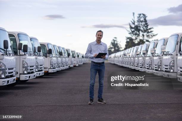 vendeur de voitures vendant des camions chez un concessionnaire automobile - parc automobile photos et images de collection
