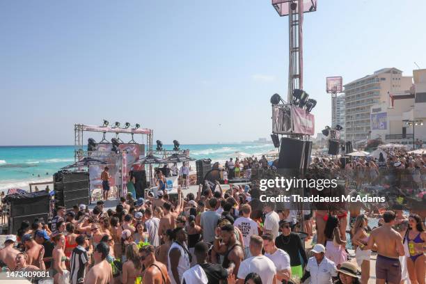 Hispanic Spring Break Spring Break Mexico Photos and Premium High Res Pictures - Getty Images
