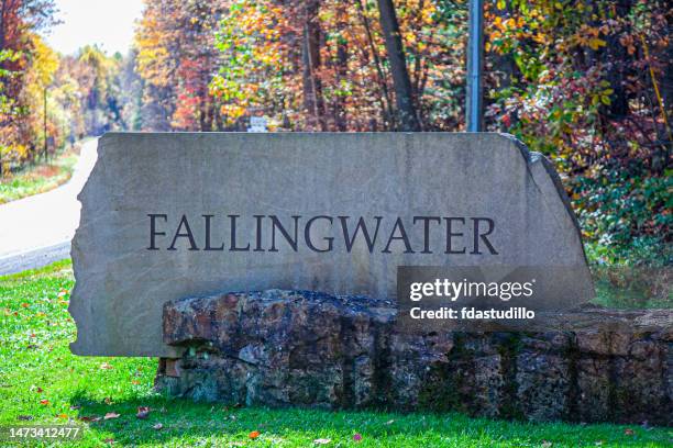 eingangsschild zur historischen sehenswürdigkeit fallingwater. - frank lloyd wright stock-fotos und bilder