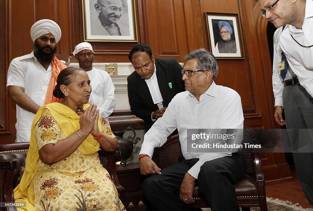 Sarabjit Singh's Family Meets With SM Krishna