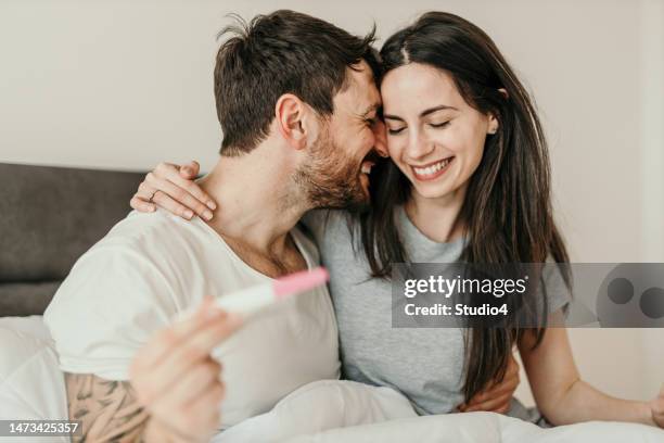 our baby is going to be the best - zwangerschapstest stockfoto's en -beelden