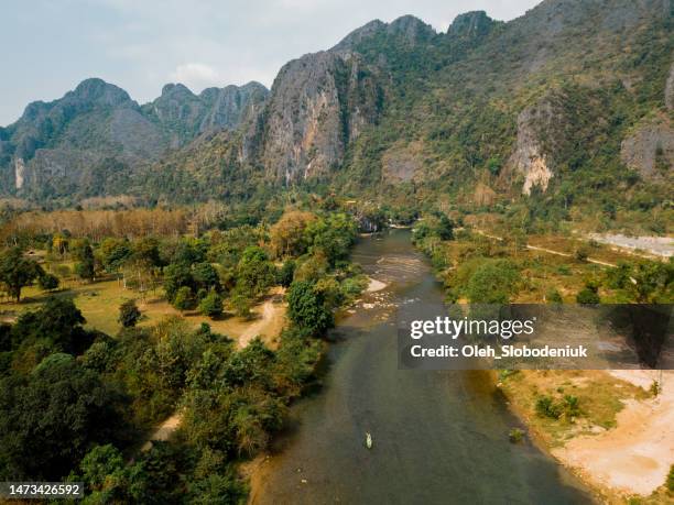 luftaufnahme von kajaks auf dem fluss im sommer - laos vientiane stock-fotos und bilder