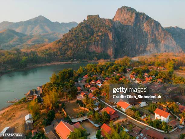 vista aerea della città di luang prabang e del fiume mekong - vientiane foto e immagini stock