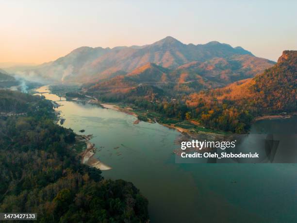 aerial view of tranquil scene of mekong river at sunset - vang vieng stockfoto's en -beelden