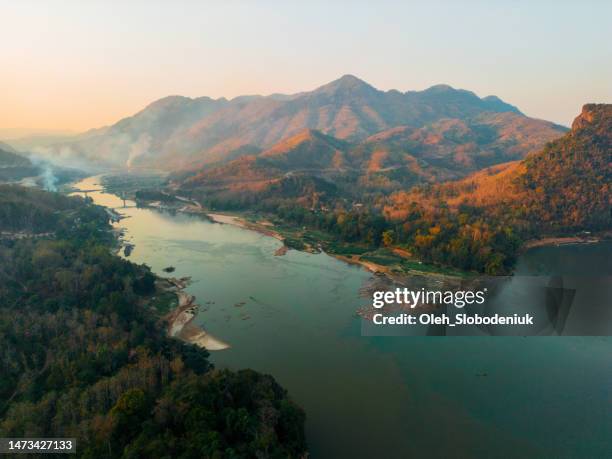 aerial view of tranquil scene of mekong river at sunset - rio mekong imagens e fotografias de stock