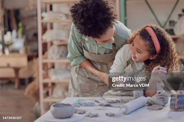 töpferei, schwarze frau und mädchen, spaß am bildhauerunterricht und lernen, lachen und spielerisch, kreativität im kunstunterricht. spielerisches, hilfe und mutter kitzelndes kind, kreativ in keramikwerkstatt und tonhandwerk - mother child clay stock-fotos und bilder