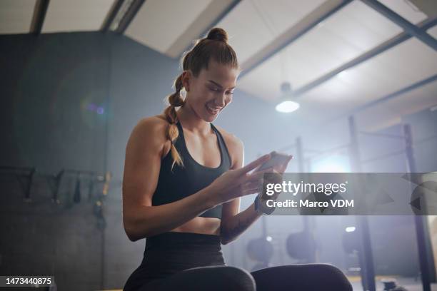 fitness, mujer en gimnasio y smartphone para escribir, conexión y entrenamiento para bienestar, relax y entrenamiento. mujer, dama y atleta con teléfono celular, comunicación y redes sociales con práctica u objetivo - centro de bienestar fotografías e imágenes de stock