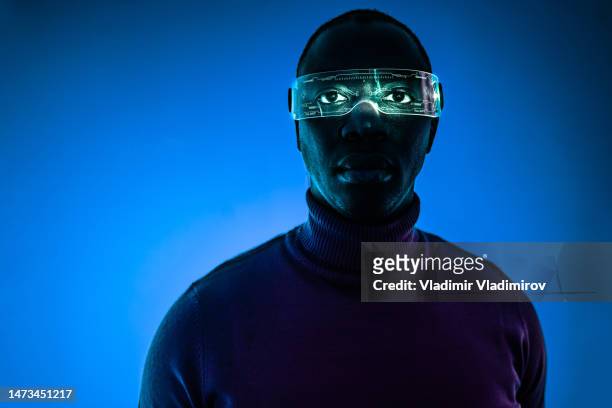 ritratto del volto di un uomo che indossa occhiali futuristici - smart glasses eyewear foto e immagini stock