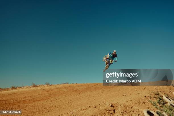 saut, action et sports mécaniques avec un homme sur une moto hors route pour la remise en forme, la maquette extrême et accro à l’adrénaline. aventure, liberté et course avec un athlète à moto sur une colline de sable pour l’entraînement, la ca - motocross photos et images de collection