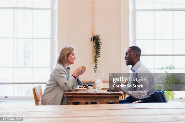 business meeting in coffee shop - smart casual lunch stock pictures, royalty-free photos & images