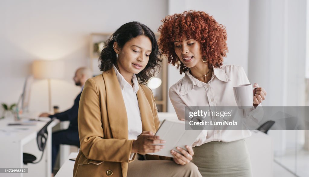 Diversidade de escritórios, tablet e trabalho em equipe de mulheres em publicidade de marca, previsão de vendas ou análise de dados on-line. Pesquisa de aplicativos de Londres, comunicação ui e revisão de colaboração da pesquisa de experiência do
