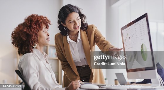 Geschäftsleute, Computer und Analysen, die Unternehmensstatistiken von Grafiken oder Diagrammen auf dem Bildschirm im Büro überwachen. Mitarbeiterinnen in der Teamarbeit bei der Betrachtung von Unternehmensdaten oder Analysen am PC Geschäftsleute, Computer und Analysen, die Unternehmensstatistiken von Grafiken oder Diagrammen auf dem Bildschirm im Büro überwachen. Mitarbeiterinnen in der Teamarbeit bei der Betrachtung von Unternehmensdaten oder Analysen am PC