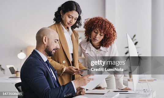 Trabajo en equipo de administración, documentos de oficina o personas revisan datos financieros, financiamiento financiero o estadísticas contables. Cartera de contabilidad, análisis fiscal o colaboración contable en el cumplimiento bancario Trabajo en equipo de administración, documentos de oficina o personas revisan datos financieros, financiamiento financiero o estadísticas contables. Cartera de contabilidad, análisis fiscal o colaboración contable en el cumplimiento bancario