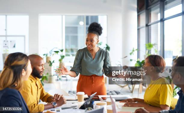 schwarze frau, präsentation und unternehmensführung in meeting, seminardiskussion und agentur. managerin im gespräch mit dem team im workshop, zusammenarbeit und planung von projektstrategie, feedback oder ideen - gruppenzwang stock-fotos und bilder