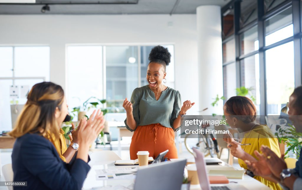 Applaus, Business und schwarze Frau im Büro für Teamwork, Motivation oder Feier im Meeting. Glücklicher Manager, Erfolg und Händeklatschen, um Unterstützung, Glück oder begeisterte Zusammenarbeitsziele zu gewinnen