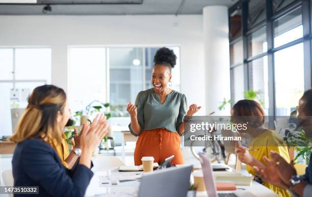 applaudissements, affaires et femme noire en fonction pour le travail d’équipe, la motivation ou la célébration en réunion. gestionnaire heureux, succès et applaudissements dans la victoire des objectifs de soutien, de bonheur ou de collaboration en - achievement photos et images de collection