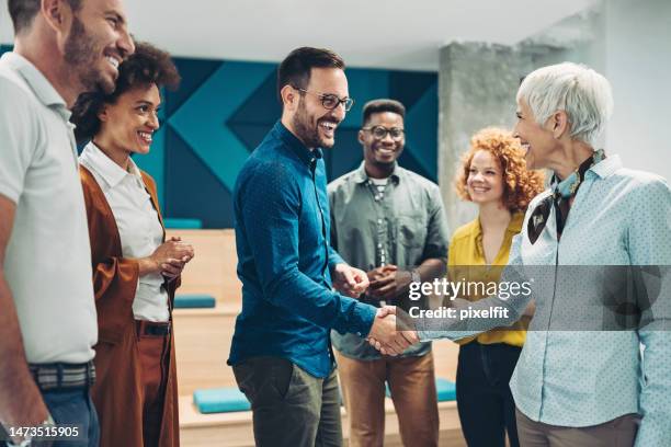 herzlich willkommen im team! - ereignis stock-fotos und bilder