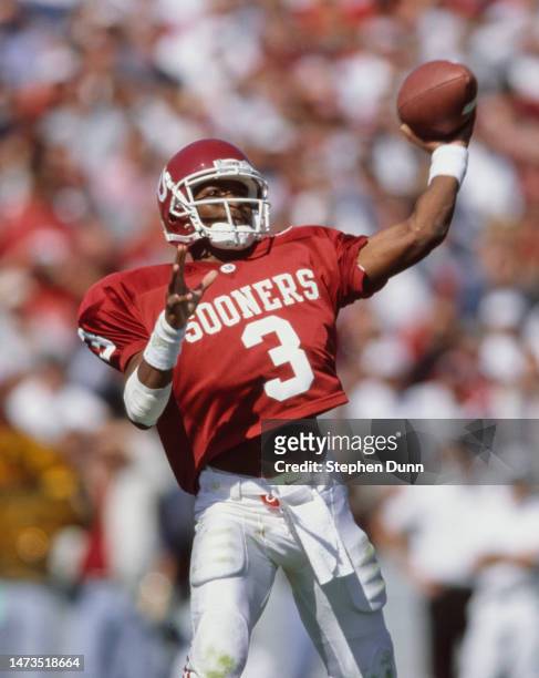 Eric Moore, Quarterback for the University of Oklahoma Sooners throws a pass downfield during the NCAA Big 12 Conference college football game...