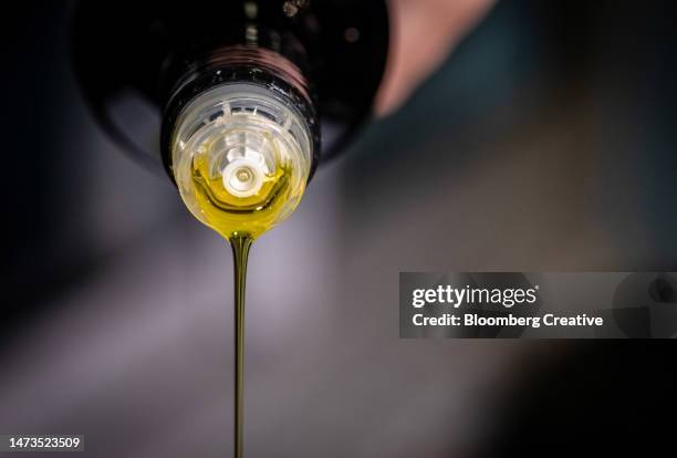 olive oil poured from a bottle - aliño para la ensalada fotografías e imágenes de stock