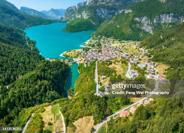 molveno, lake molveno (lago di molveno), brenta dolomites, trento, italy - dolomites italy stock pictures, royalty-free photos & images