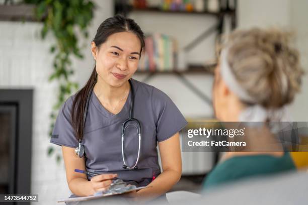 homecare visit - house call stockfoto's en -beelden