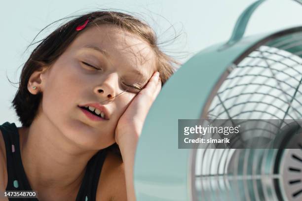 little child during summer heat looking for refreshment - ac weary stockfoto's en -beelden