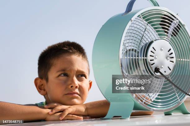 little child during summer heat looking for refreshment - ac weary stockfoto's en -beelden