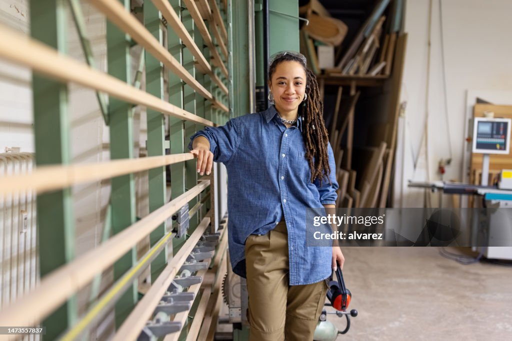 Retrato de mujer en taller de carpintería
