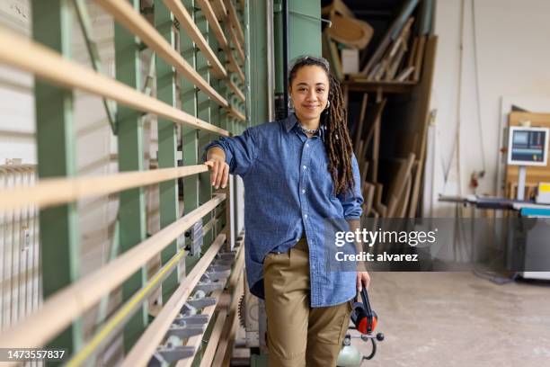 portrait of woman at carpentry workshop - construction worker pose stock pictures, royalty-free photos & images