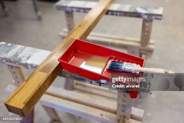 strumenti per il rivestimento superficiale del legno sul banco di lavoro presso l'officina di falegnameria - wooden surface finishes foto e immagini stock