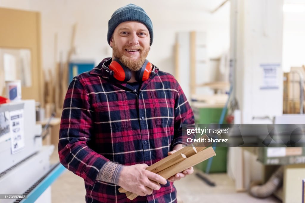 Porträt eines Tischlers bei der Arbeit in der Holzwerkstatt