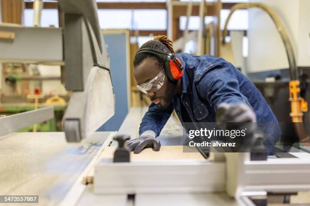 apprentice using circular saw in carpentry workshop - blade stock pictures, royalty-free photos & images