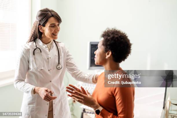 giving her patient strict instructions for recovery - cuidados de saúde primários imagens e fotografias de stock