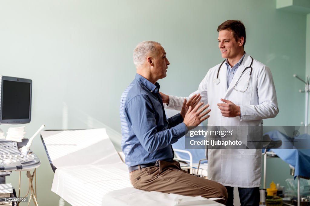 Fürsorglicher Arzt hört dem Patienten zu