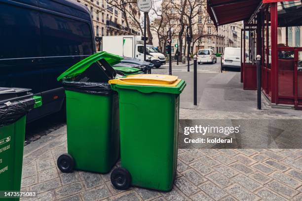green garbage dumpsters in historic district of paris, france - bin 個照片及圖片檔