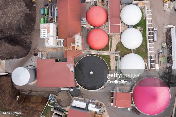 luftaufnahme einer biogasanlage - form ändern stock-fotos und bilder