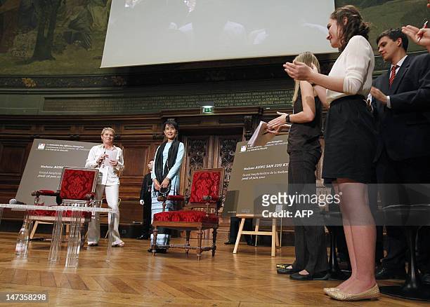 Myanmar's democracy champion and Nobel Peace Prize laureate, Aung San Suu Kyi , flanked by French TV host Elise Lucet , is applauded during a...
