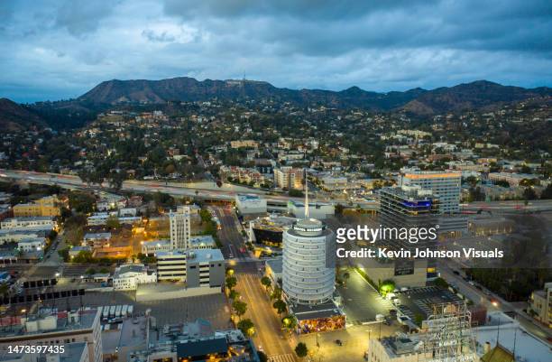 aerial view of hollywood, california after sunset looking north towards the hollywood sign - hollywood sign at night 個照片及圖片檔