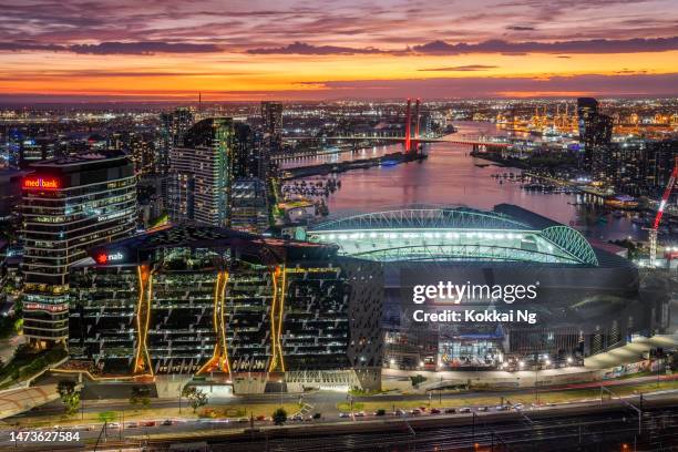 recinto de docklands em melbourne, austrália ao entardecer - melbourne docklands - fotografias e filmes do acervo