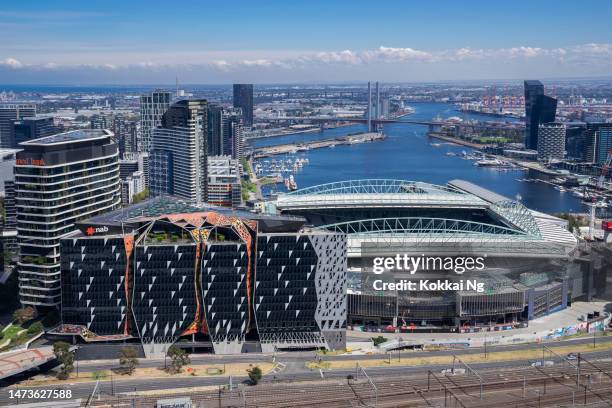 docklands bezirk in melbourne, australien - docklands stadion melbourne stock-fotos und bilder