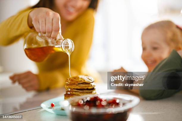 pancakes with syrup for you! - maple syrup pancakes stockfoto's en -beelden