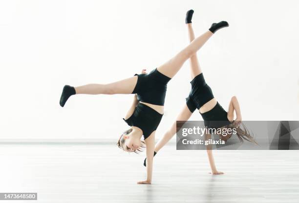 little girls in dance class. - girl in dress doing handstand 個照片及圖片檔